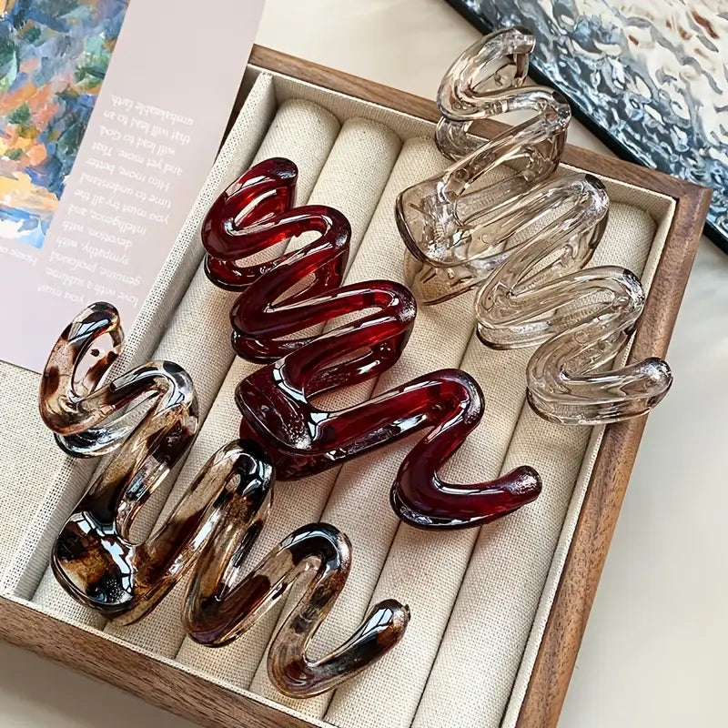 Take Khair Glossy Ripple Claw Clip