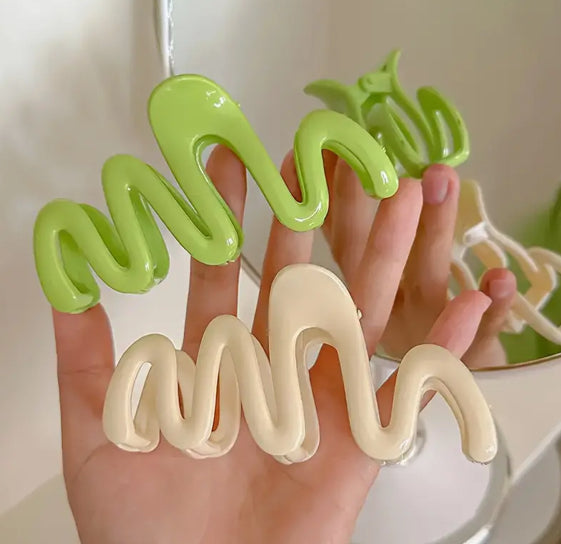 Take Khair Glossy Ripple Claw Clip