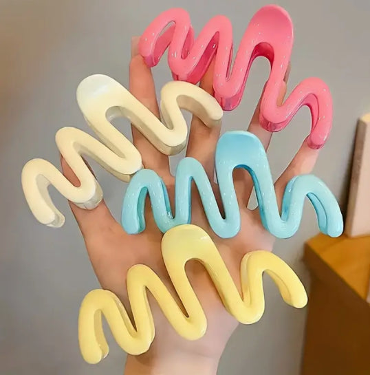 Take Khair Glossy Ripple Claw Clip